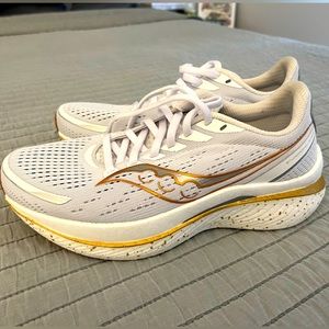 New Women’s Saucony Endorphin Speed 3